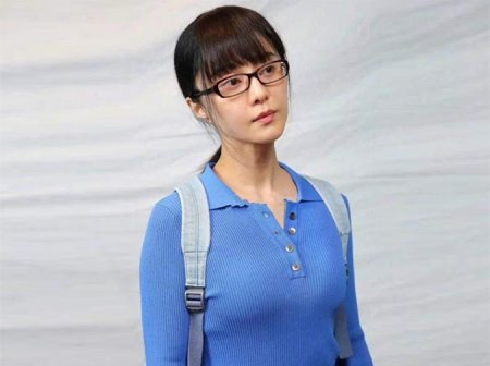 范冰冰的学生装造型火了,穿针织纱背双肩包,造型太甜美引发争议(图2) 范冰冰的学生装造型火了,穿针织纱背双肩包,造型太甜美引发争议(图2)