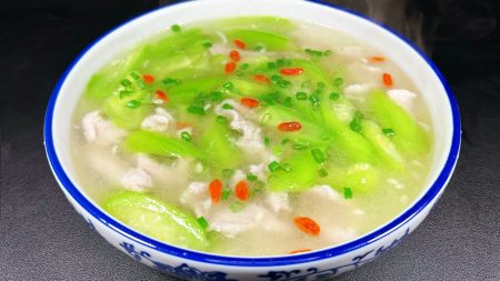 >推荐吃法:【丝瓜肉片汤】丝瓜含蛋白质,脂肪,碳水化合物,钙,磷,铁及