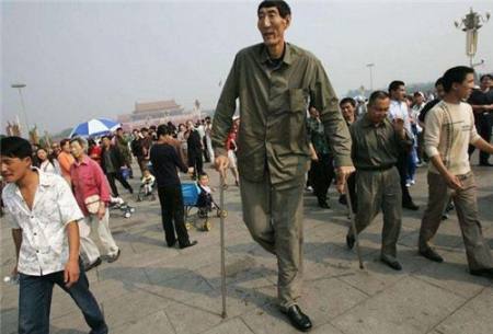 12年前，中国第一巨人不顾大夫反对，坚持要生娃，如今娃长这样