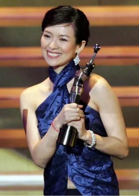 穿|章子怡真是啥都敢穿，这么接地气的“兜兜装”，她穿竟也不丑