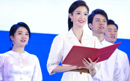 中传校花冯琳再次登台领诵,身份气质大有不同,或已拿到保研名额(图3) 中传校花冯琳再次登台领诵,身份气质大有不同,或已拿到保研名额(图3)