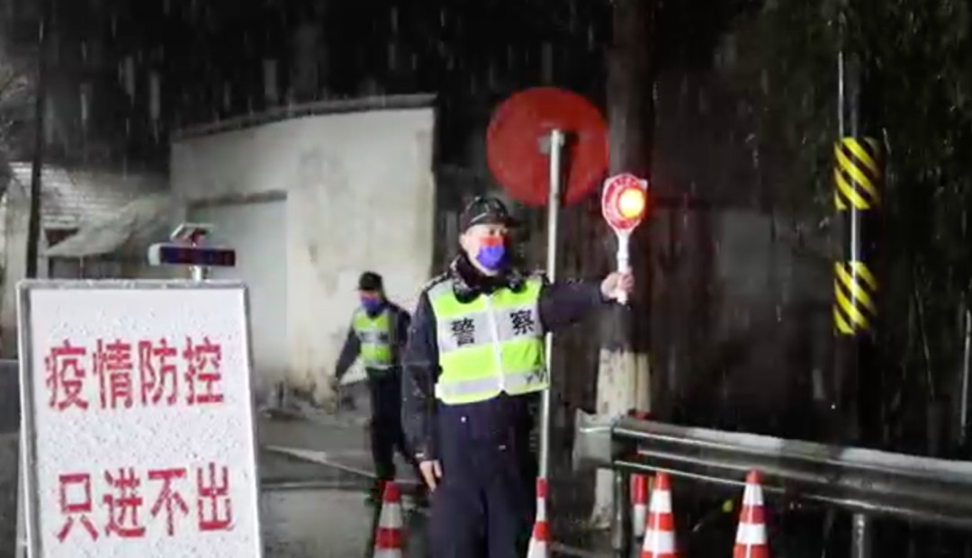 风雪中夫妻静静相拥……杭州的雪夜，这些身影让人心疼