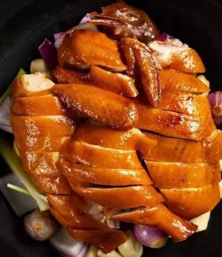 4.装入盘中,再配上一碗卤鸡的豉油鸡汁即可.