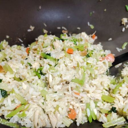 鸡肉芹菜炒饭,简单易做,营养好吃