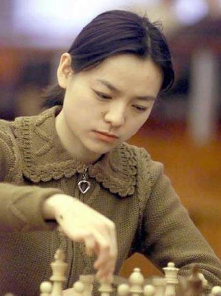 获得多项世界冠军的中国棋后，被一个男子战败后爱上他并远嫁异国