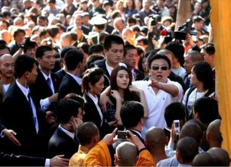 刘亦菲上厕所两排保镖站门口，张一山：这谁啊(图3)