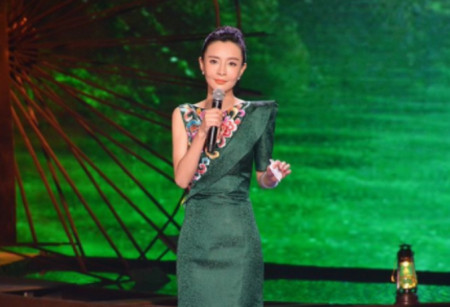 她是央视知名主持人,却因整容自毁前程,网友:看见她就想关电视(图2) 她是央视知名主持人,却因整容自毁前程,网友:看见她就想关电视(图2)