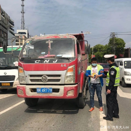 交警靠什么判断拦不拦你的车?牢记这三点,交警都“懒得理你”!(图3) 交警靠什么判断拦不拦你的车?牢记这三点,交警都“懒得理你”!(图3)