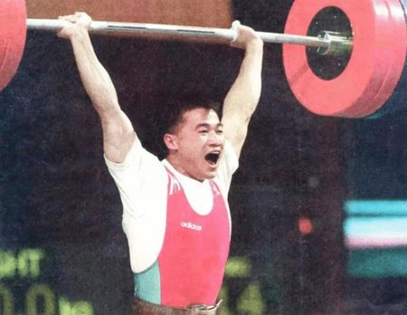 唐灵生在奥运会上破世界纪录，为何当时举了12秒，还引发争议