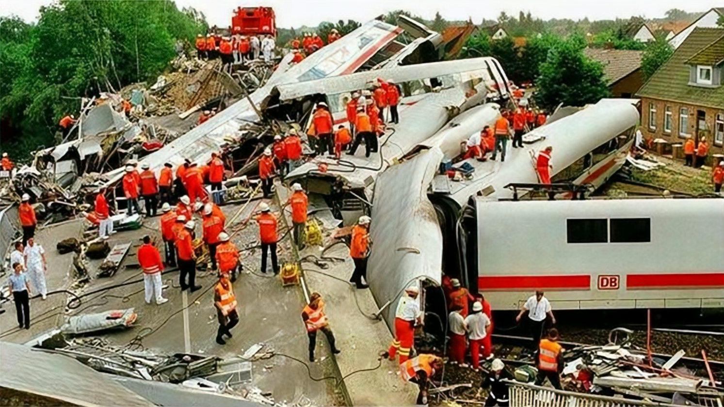 中国高铁脱轨图片