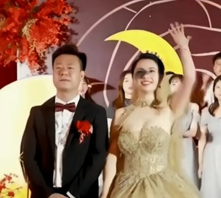 山东济南，一对新人婚礼现场，新郎满脸不悦，新娘却笑得很开心(图1)