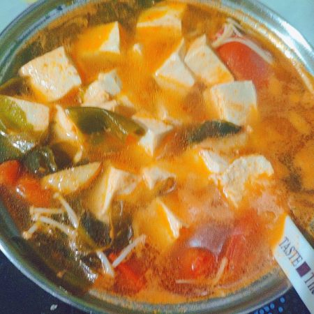 美食新滋味:好吃不腻的西红柿海带苗金针菇豆腐汤