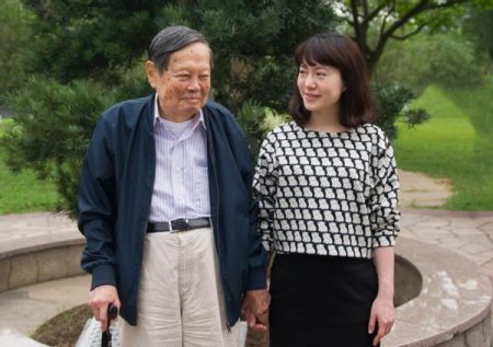 99岁的杨振宁，比翁帆的父亲还要大21岁，他怎么称呼老丈人呢