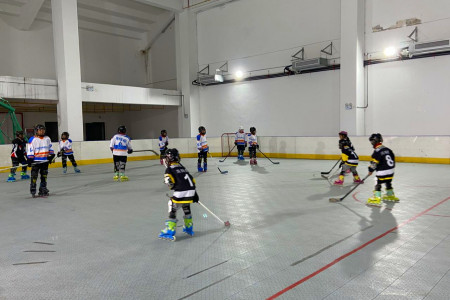 在金银湖二小,学校将用以赛代练的方式,让学生系统学习陆地冰球的基础