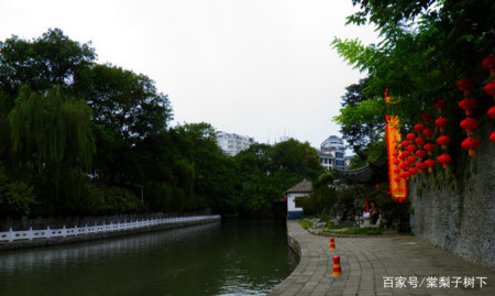 清代乾隆年間的天寧門內外相當熱鬧,早間花市,附近梅花嶺,傍花村,小