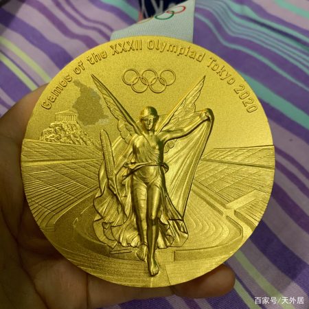 这质量！中国奥运冠军把金牌扣掉一层皮，发问：你们奖牌也能吗？