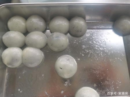 7.蒸箱中提前放足量的水,将糯米团放进去蒸6分钟左右汤圆就做好了.