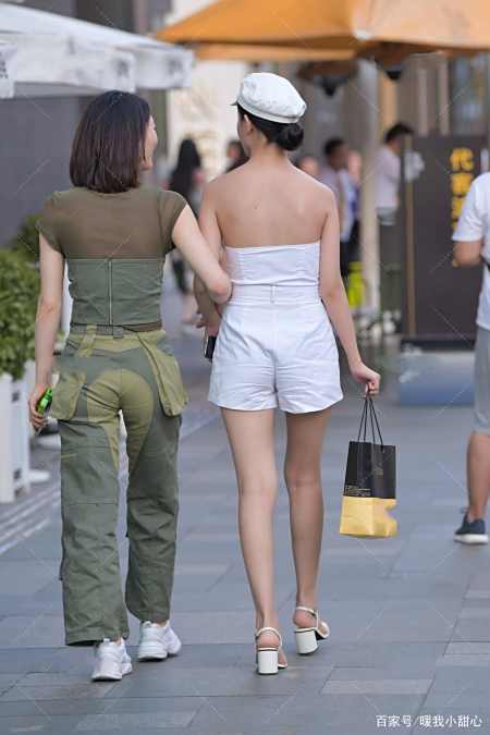 白色连体衣帅气时尚 戴上贝雷帽提升颜值 穿搭个性又有气质 白色连体衣帅气时尚 戴上贝雷帽提升颜值 穿搭个性又有气质