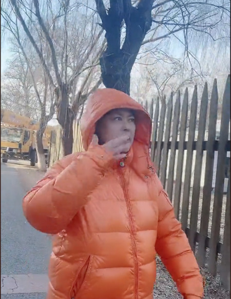李菁菁患癌后近况曝光,与小21岁老公当街吵架,男方嬉笑不理会(图3) 李菁菁患癌后近况曝光,与小21岁老公当街吵架,男方嬉笑不理会(图3)