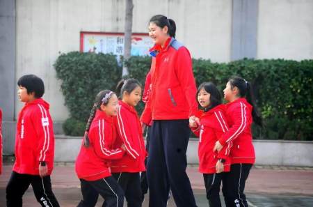 中国女篮再出一天才，14岁身高就超姚明，如今已加入国青！