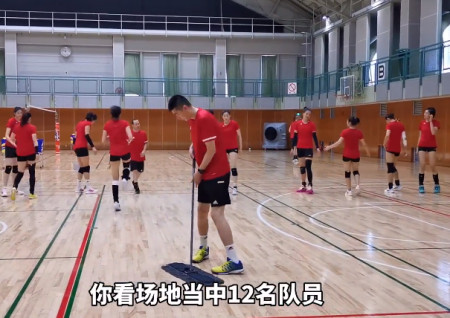 中国女排开启东京第一练！郎平缠绷带练扣球，力争升国旗、奏国歌