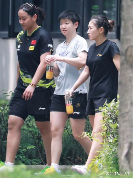 刘诗雯霸气回归！她带孙颖莎练球，是要当国家队主管教练了吗？