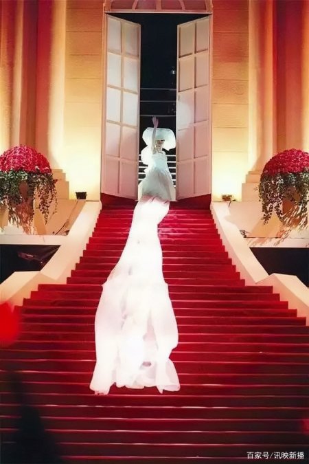 梅艳芳婚纱的秘密:永远无法掀起,为何做这么长,它的意义无人懂(图9) 梅艳芳婚纱的秘密:永远无法掀起,为何做这么长,它的意义无人懂(图9)