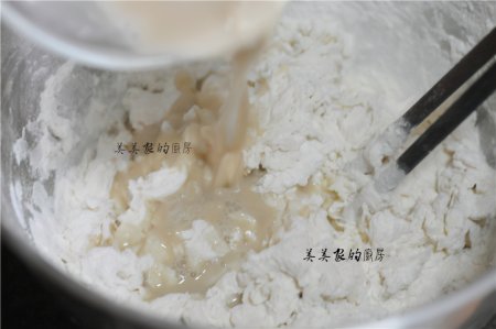 泡打粉和豬油直接加入麵粉中,用筷子攪拌混合.