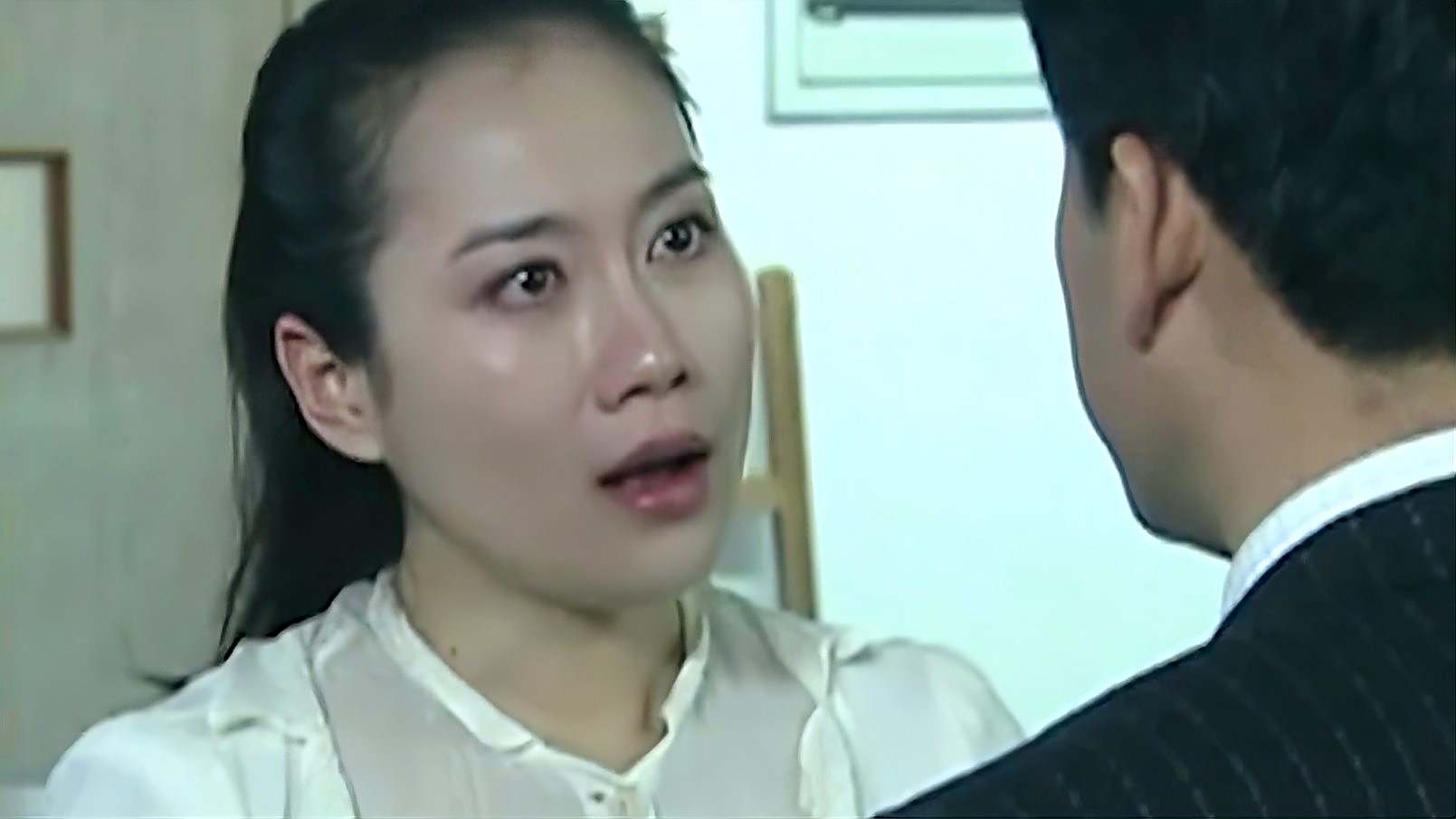 错婚 校花有事要跟老师说 不料老师支开学生后 校花竟跟他告白