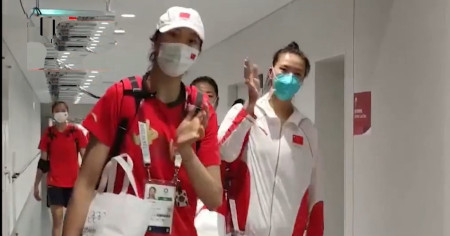 致敬！哭过之后中国女排昂首离开赛场，张常宁对着镜头挥手说再见
