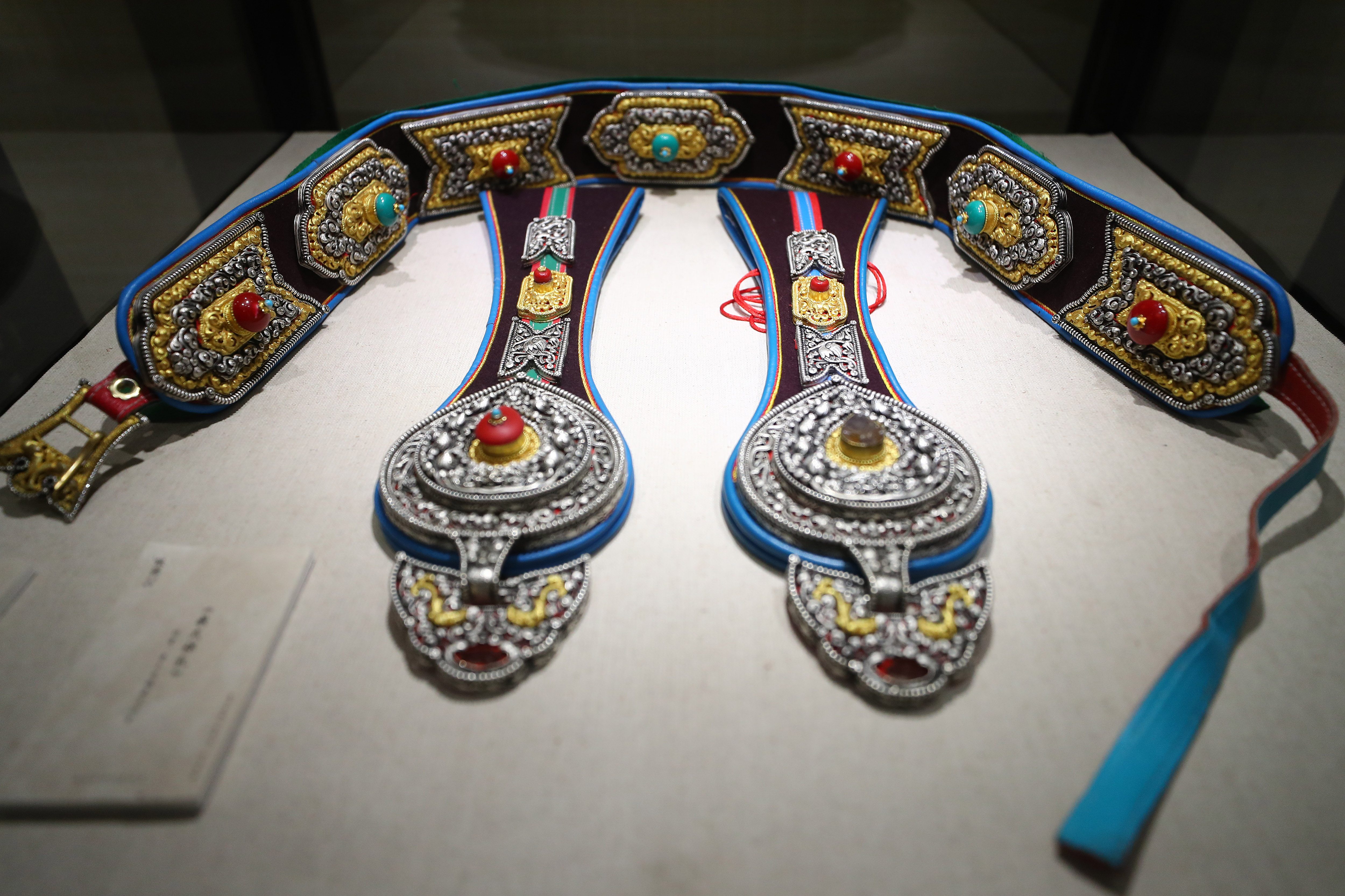 千锤铸辉熠 鹤庆银器锻制技艺亮相恭王府