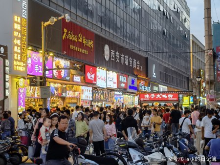 週末的西安鐘樓商圈,遠比想象中的繁華熱鬧,東大街復興指日可待