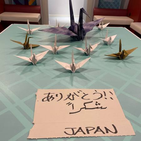 日本队更衣室,留下纸条 日本队赛后在更衣室留下千纸鹤和信 用双语写下“谢谢”