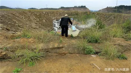 大爷|湖北“最惨”钉子户，被拆成孤岛，喝水到1公里外去挑用蜡烛照明