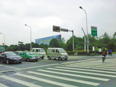 不小心闯红灯怎么办?交警:不要往回倒,仅一招,可避免扣分!(图2) 不小心闯红灯怎么办?交警:不要往回倒,仅一招,可避免扣分!(图2)