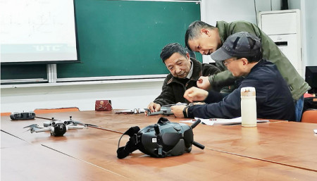刚放下老人机，又拿起无人机，老年大学课程一个更比一个“潮”