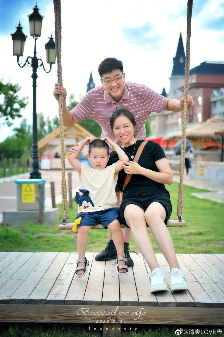 太温馨！中国冰壶世界冠军晒一家三口全家福，三岁儿子呆萌又可爱