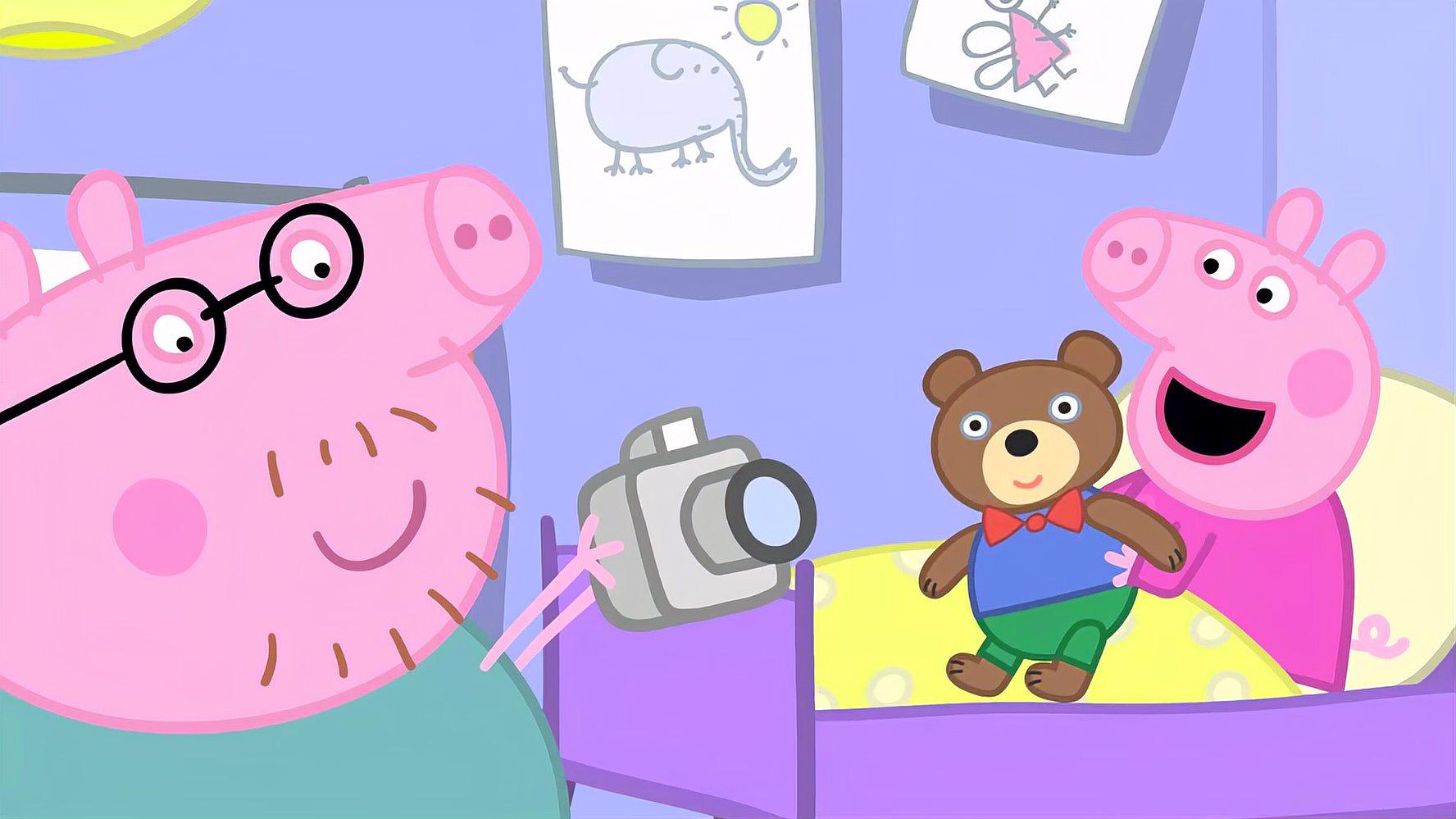 小猪佩奇:幼儿园的熊泰迪,在佩奇家住下了,还带来了相册!