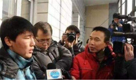 十一年过去了,“我爸是李刚”的男子重回社会,爸爸却再也不认他(图5) 十一年过去了,“我爸是李刚”的男子重回社会,爸爸却再也不认他(图5)