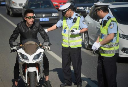 摩托车上路不仅要有D驾照,还需满足5个条件,缺一不可(图1) 摩托车上路不仅要有D驾照,还需满足5个条件,缺一不可(图1)