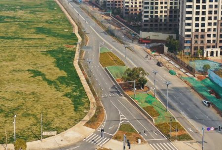 沿着豹溪路行走数百米,行至与神墩三路交汇口时,道路突然变宽,特意