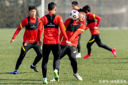 上午9点！国足队员发表争议言论：中国足球成笑话，球迷骂声一片