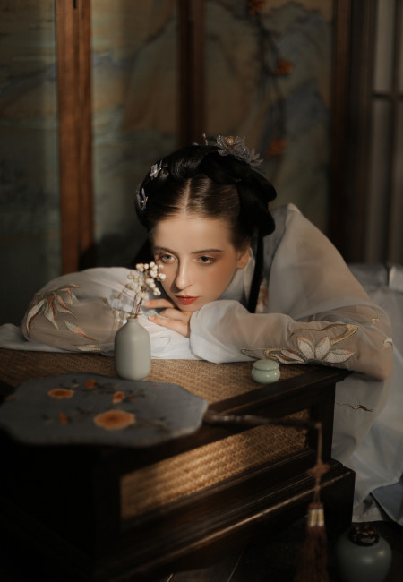 明明是外国人 却把中国汉服穿得典雅惊艳 妥妥的 异域美人 明明是外国人 却把中国汉服穿得典雅惊艳 妥妥的 异域美人