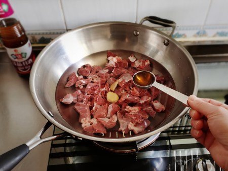 年夜飯給家人燉一鍋牛肉蘿蔔湯,做法簡單,味道清甜鮮美不油膩