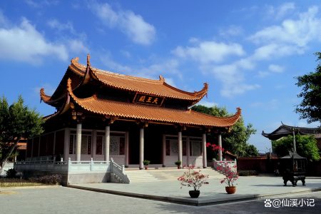 龍華萬壽禪寺(簡稱龍華寺),位於仙遊縣龍華鎮燈塔村內,1980年9月,龍華