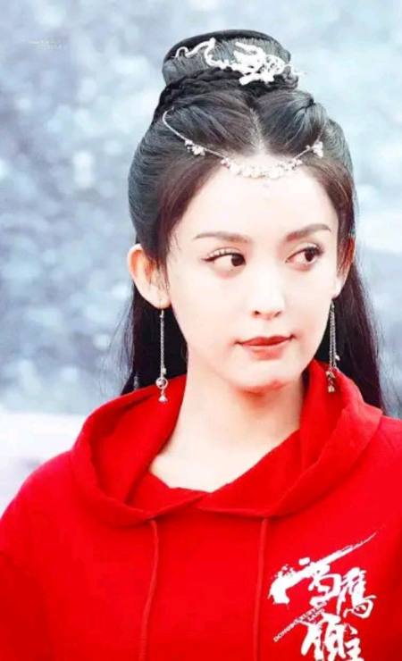 古力娜扎《雪鹰领主》路透 蓝衣古装造型仙气十足(图1) 古力娜扎《雪鹰领主》路透 蓝衣古装造型仙气十足(图1)