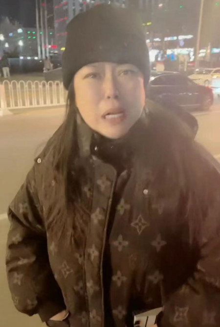 李菁菁患癌后近况曝光,与小21岁老公当街吵架,男方嬉笑不理会(图8) 李菁菁患癌后近况曝光,与小21岁老公当街吵架,男方嬉笑不理会(图8)