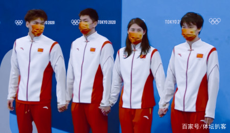 有爱！中国游泳队4人互戴银牌，张雨霏牵手闫子贝，送上暖心安慰