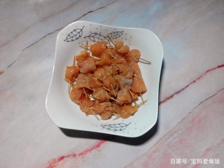 简单几步 鸡胸肉变身美味牙签肉 香辣可口让你停不下嘴