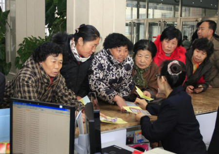 2021养老金新规下，实施“分级调整”，退休人员到手的钱有差别了(图2)